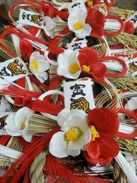 お正月飾り制作中｜「花里」　（神奈川県逗子市の花キューピット加盟店 花屋）のブログ